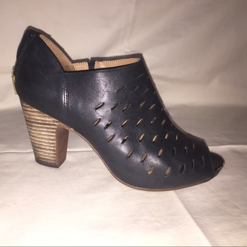 Size 9 Clark’s peep toe booties